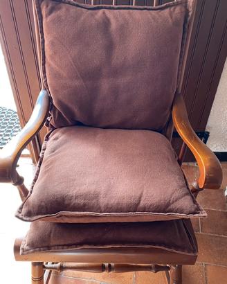 Vecchio dondolo in legno