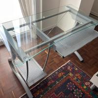 Scrivania con piano in vetro