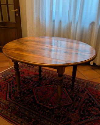 Tavolo ovale in legno dell'ottocento 