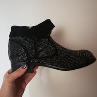 Stivaletti neri con strass