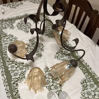 Lampadario in ferro battuto con vetri a fiore