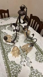 Lampadario in ferro battuto con vetri a fiore