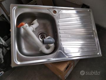  lavello  frigorifero cappa cucina 