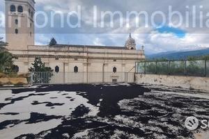 Due appartamenti con piano ammezzato a fiumefreddo