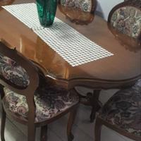 Elegante tavolo da pranzo classico con 6 sedie