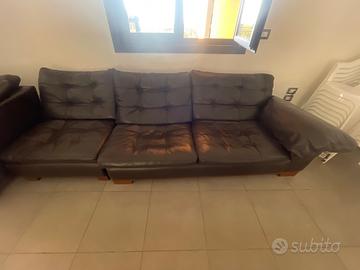 Divano  interamente in Pelle