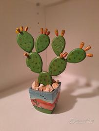 Fico D'india in legno su vaso, dipinto a mano. 