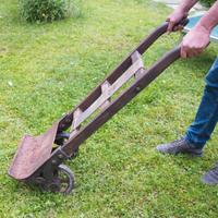 antico carrello industriale in legno e metallo