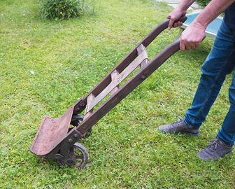 antico carrello industriale in legno e metallo