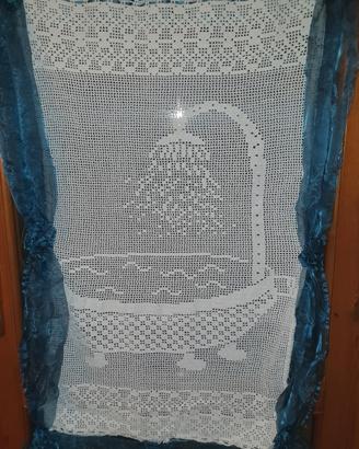 Tenda uncinetto bianca e voile bluette: vasca

