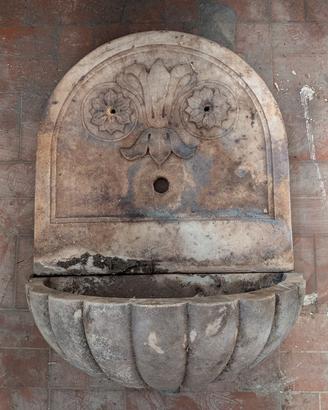 fontanella in marmo antica