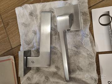 Maniglia Porta Cromo satinato con foro chiave