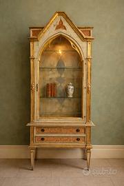 Vetrina neoclassica con vetro piombato e dorature