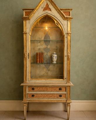 Vetrina neoclassica con vetro piombato e dorature