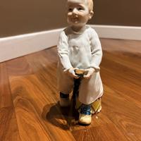Meissen - Bambino in piedi a cavallo di un bastone