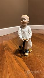 Meissen - Bambino in piedi a cavallo di un bastone