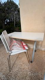 Scrivania con rotelle +sedie