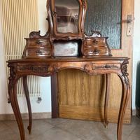 Scrittoio in legno intagliato e vetrina