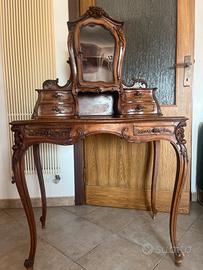 Scrittoio in legno intagliato e vetrina