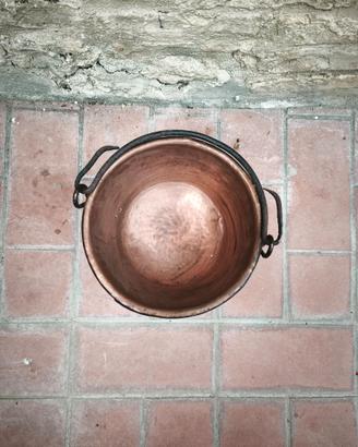Secchio vintage in rame con manici in ferro.
