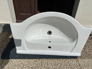 Lavandino bagno con rubinetto