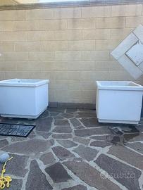 Tre vasi da giardino in gesso
