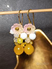 orecchini giada gialla,onice bianca,fiori,acciaio