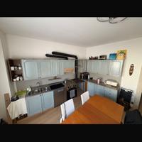 Cucina completa in legno con elettrodomestici