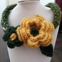 Collana all'uncinetto, verde melange-ocra, nuova