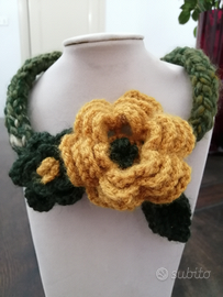 Collana all'uncinetto, verde melange-ocra, nuova