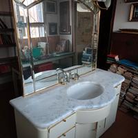 mobile bagno in granito con grande specchi