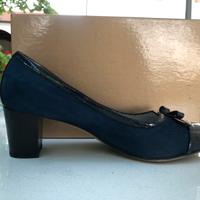 Decollete cobalto in camoscio e vernice