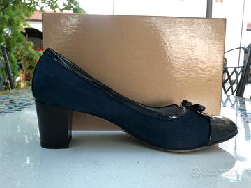 Decollete cobalto in camoscio e vernice