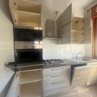 Cucina con lavastoviglie, forno, microonde