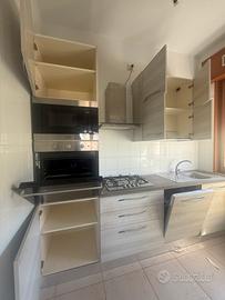 Cucina con lavastoviglie, forno, microonde