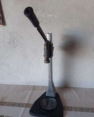 Tappatrice per tappi corona