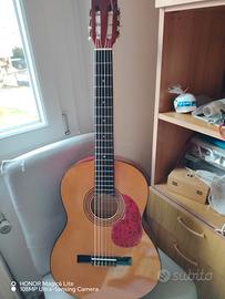 chitarre, fornellini, guantoni Kick. 