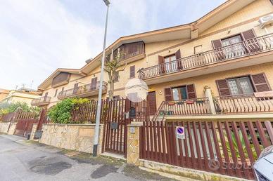 VILLA A SCHIERA A ROMA