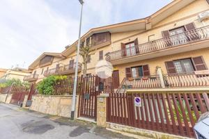VILLA A SCHIERA A ROMA