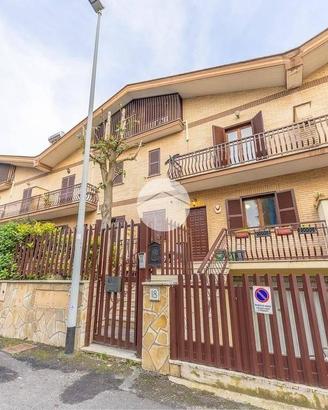 VILLA A SCHIERA A ROMA