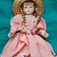 Bambola in porcellana da collezione