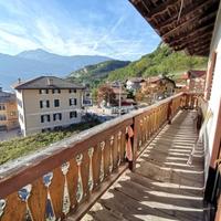 INTERO STABILE TRIFAMILIARE con ORTO e 3 CANTINE