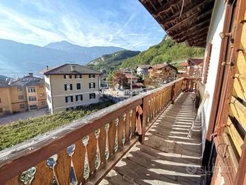 INTERO STABILE TRIFAMILIARE con ORTO e 3 CANTINE