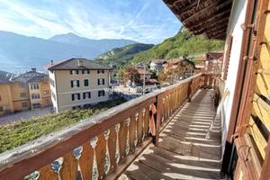 INTERO STABILE TRIFAMILIARE con ORTO e 3 CANTINE