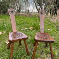 Coppia sedie intagliate in legno massiccio
