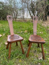 Coppia sedie intagliate in legno massiccio