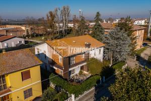 Villa bifam. con due appartamenti, giardino e box