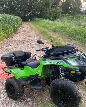 Quad artic cat 700 con targa agricola