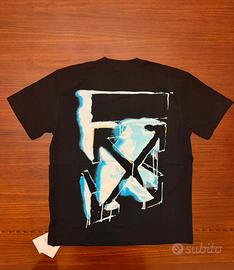 T-shirt nera minimal
