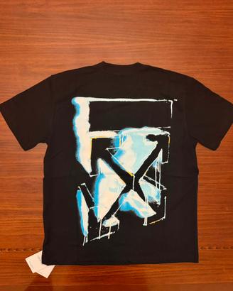 T-shirt nera minimal